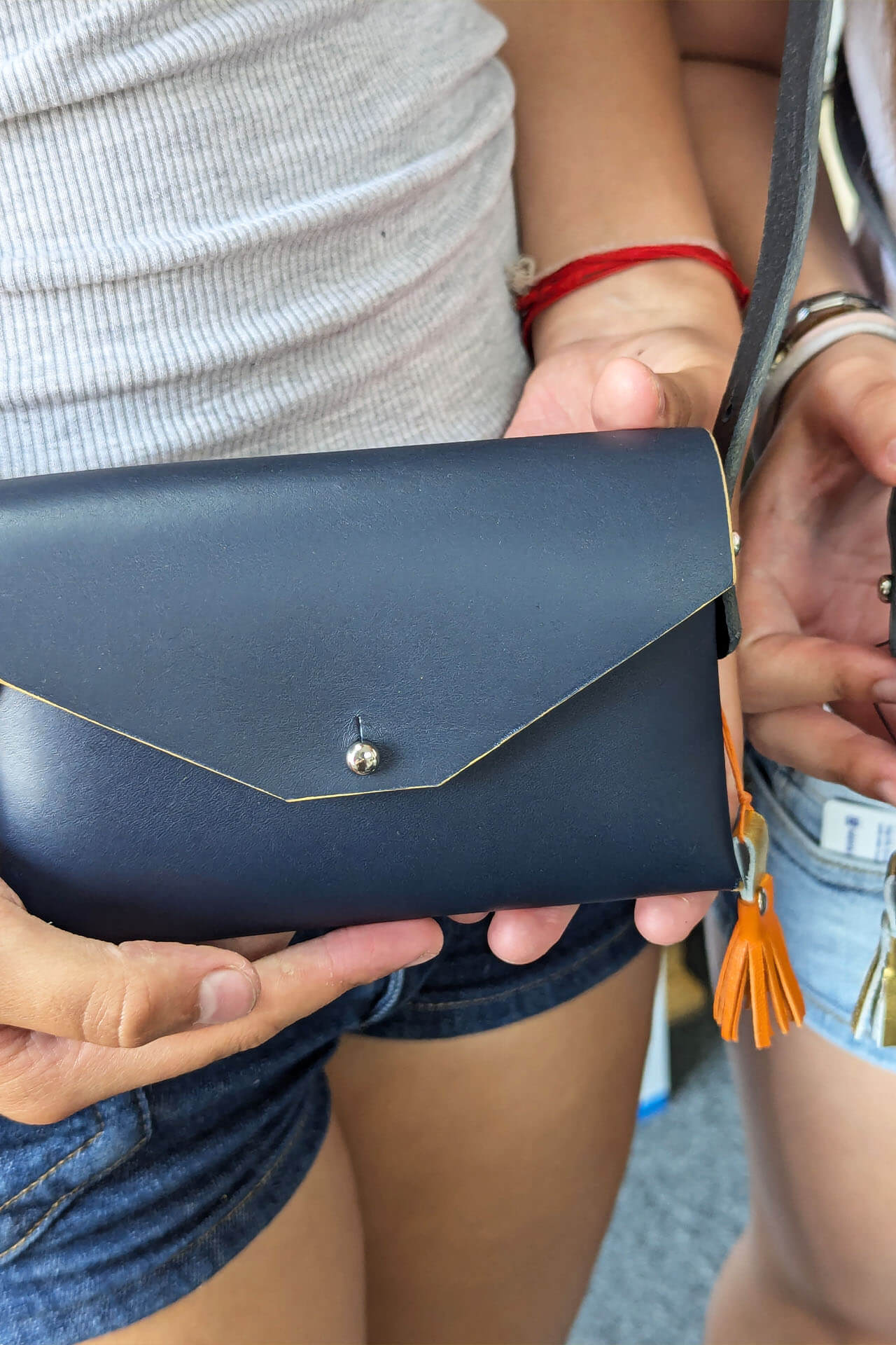 3 HOURS LEATHER BAG WITH TUSSEL WORKSHOP