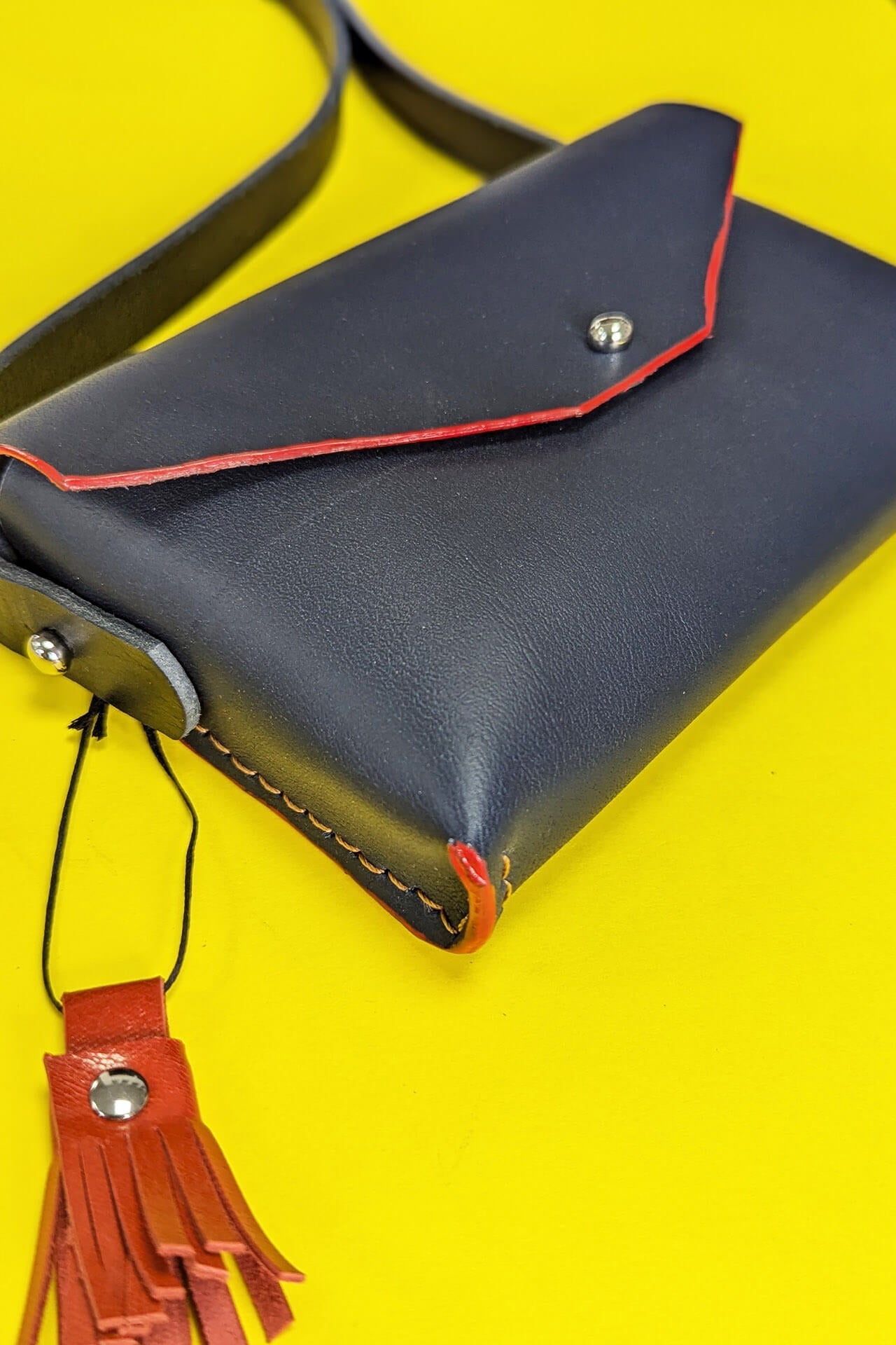 3 HOURS LEATHER BAG WITH TUSSEL WORKSHOP